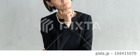 葬式・悩む女性 葬式・悩む女性 108415070