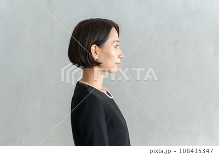 葬式に列席する女性 葬式に列席する女性 108415347