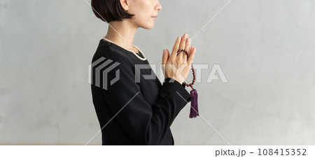 葬式に列席する女性 葬式に列席する女性 108415352