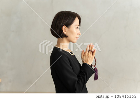 葬式に列席する女性 葬式に列席する女性 108415355
