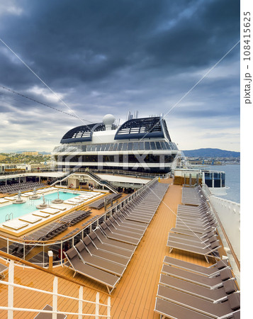 フランス・マルセイユ港に停泊中のクルーズ船MSCメラビリア / Marseille, France 108415625