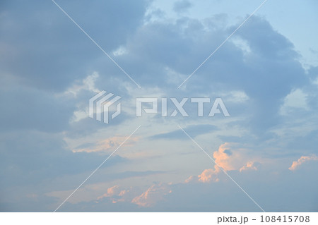 夕陽に照らされ湧き上がる雲 夕陽に照らされ湧き上がる雲 108415708