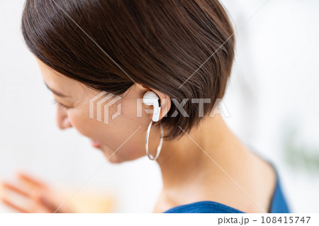 イヤホンをする女性 108415747