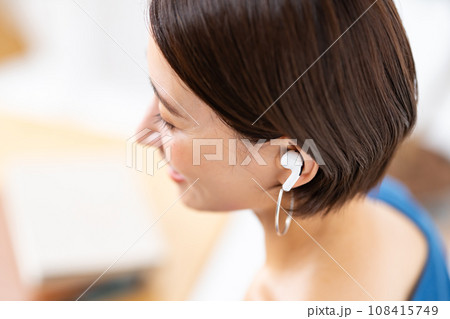 イヤホンをする女性 108415749