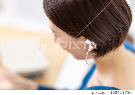 イヤホンをする女性 イヤホンをする女性 108415750