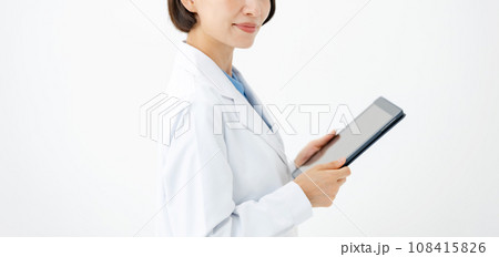 白衣を着た女性 白衣を着た女性 108415826