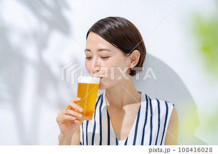 ビールを飲む女性 ビールを飲む女性 108416028
