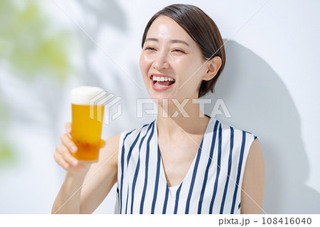 ビールを飲む女性 ビールを飲む女性 108416040