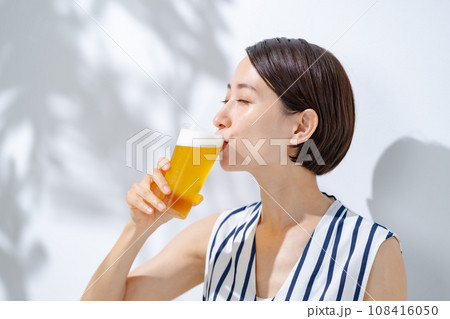 ビールを飲む女性 ビールを飲む女性 108416050