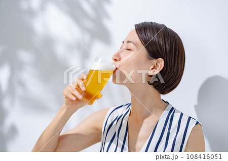 ビールを飲む女性 ビールを飲む女性 108416051