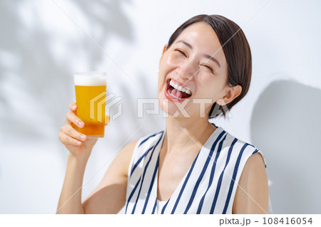 ビールを飲む女性 ビールを飲む女性 108416054
