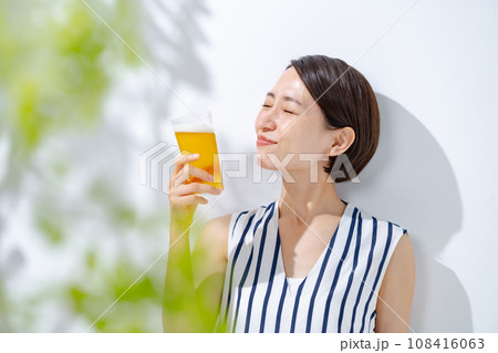 ビールを飲む女性 108416063