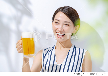 ビールを飲む女性 ビールを飲む女性 108416072