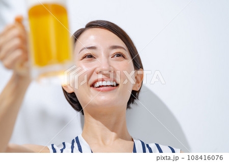 ビールを飲む女性 ビールを飲む女性 108416076