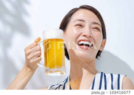 ビールを飲む女性 ビールを飲む女性 108416077