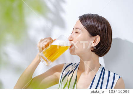 ビールを飲む女性 ビールを飲む女性 108416092