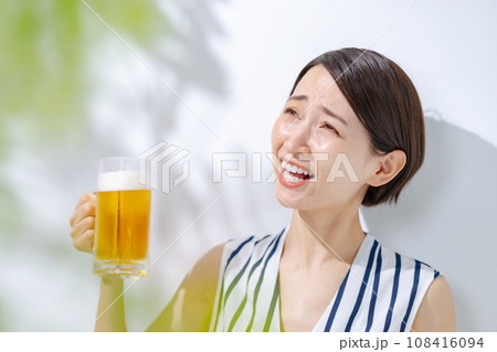 ビールを飲む女性 ビールを飲む女性 108416094