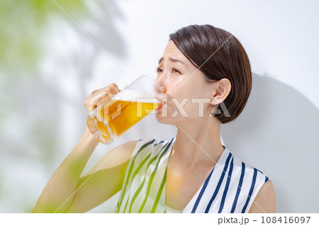 ビールを飲む女性 ビールを飲む女性 108416097