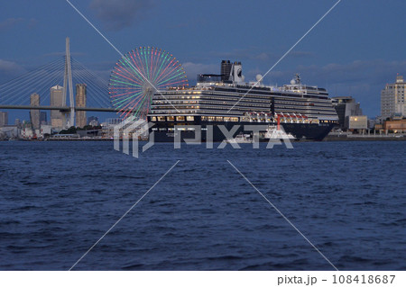 大阪港の豪華客船 108418687