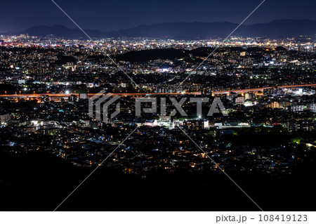 福岡県城南区　油山片江展望台から見た夜景 108419123