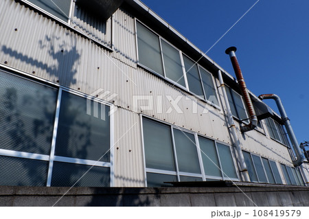 工場の建屋 108419579