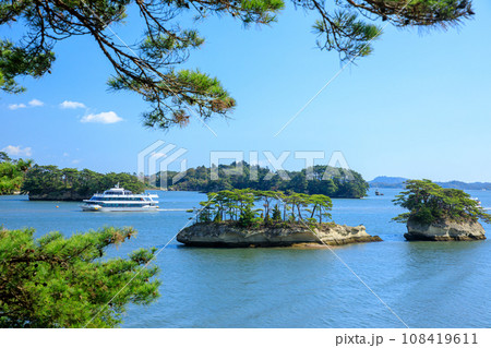 初秋の松島と遊覧船 宮城県松島町 初秋の松島と遊覧船 宮城県松島町 108419611