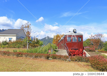 安曇野ちひろ公園の秋 108419644