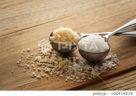 三温糖と上白糖 砂糖の写真素材 三温糖と上白糖 砂糖の写真素材 108419819