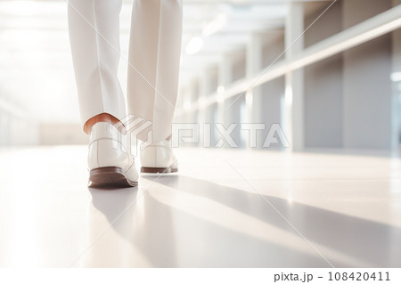 歩くビジネスマンの足元 108420411