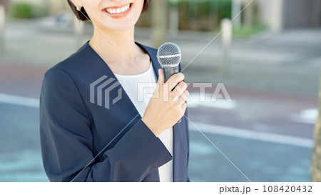 マイクを持っている女性 マイクを持っている女性 108420432