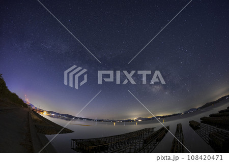 瀬戸内の冬の星景 昇るさそり座と夏の天の川 瀬戸内の冬の星景 昇るさそり座と夏の天の川 108420471