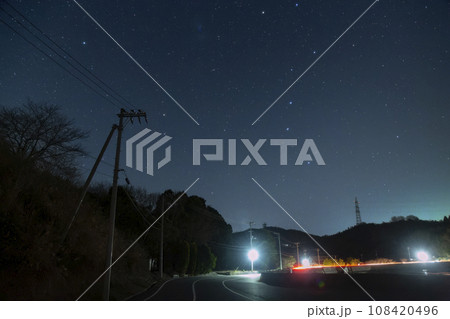 瀬戸内の冬の星景色 海岸道路に昇る北斗七星 瀬戸内の冬の星景色 海岸道路に昇る北斗七星 108420496