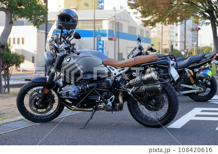 駐車中のオートバイ 駐車中のオートバイ 108420616
