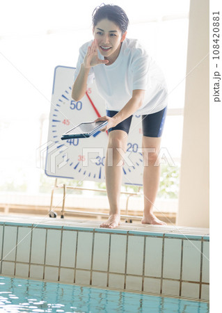 水泳指導とタブレット 108420881