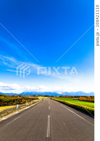 青空広がる爽やかな秋の北海道の道 青空広がる爽やかな秋の北海道の道 108421110