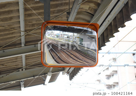駅のカーブミラー 108421164