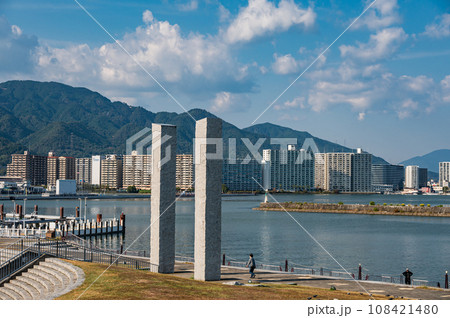 大津港から見た湖岸に建つマンションの風景 108421480