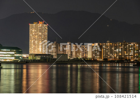 琵琶湖大津港から見た湖岸に建つマンションの夜景 108421514