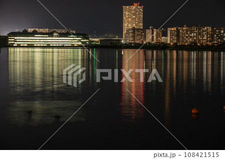 琵琶湖大津港から見た湖岸に建つマンションの夜景 108421515
