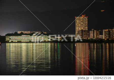 琵琶湖大津港から見た湖岸に建つマンションの夜景 108421516