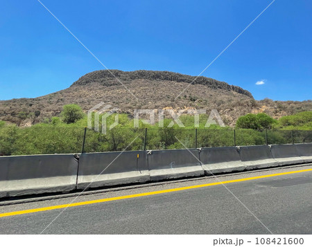 メキシコ・ハリスコ州 国道45号線沿いのラ・メサ・レドンダ メキシコ・ハリスコ州 国道45号線沿いのラ・メサ・レドンダ 108421600