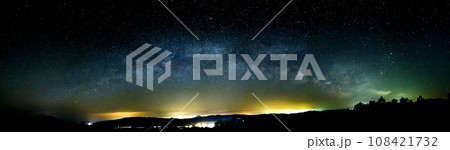 パノラマ星景写真北海道黒松内町から東の方角の夜空天の川と羊蹄山 108421732