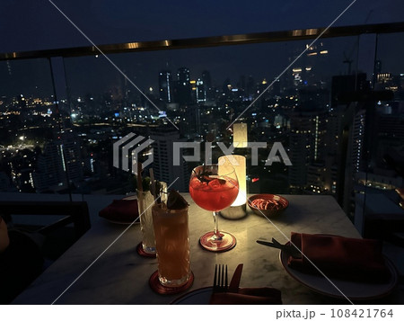 バンコクのルーフトップバーから見る夜景と女子会 108421764