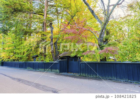 秋の角館武家屋敷通り(青柳家）紅葉の風景　秋田県仙北市 108421825