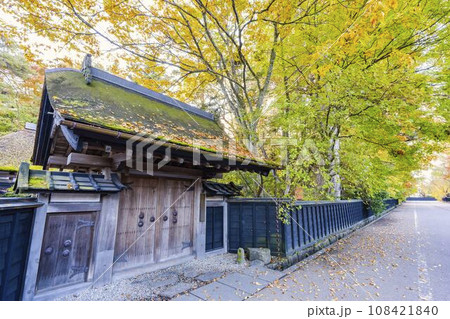秋の角館武家屋敷通り(青柳家)紅葉の風景 秋田県仙北市 秋の角館武家屋敷通り(青柳家)紅葉の風景 秋田県仙北市 108421840