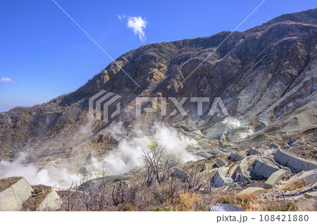 煙が立ち上る箱根・大涌谷 煙が立ち上る箱根・大涌谷 108421880