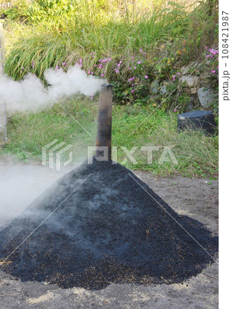 籾殻クンタン作り 108421987