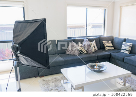 住宅型撮影スタジオの撮影風景 108422369
