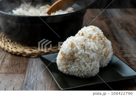 麦ご飯 　おにぎり 108422790
