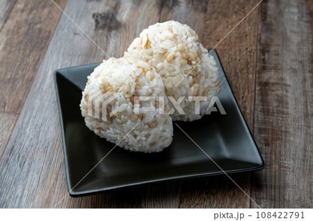 麦ご飯 　おにぎり 108422791